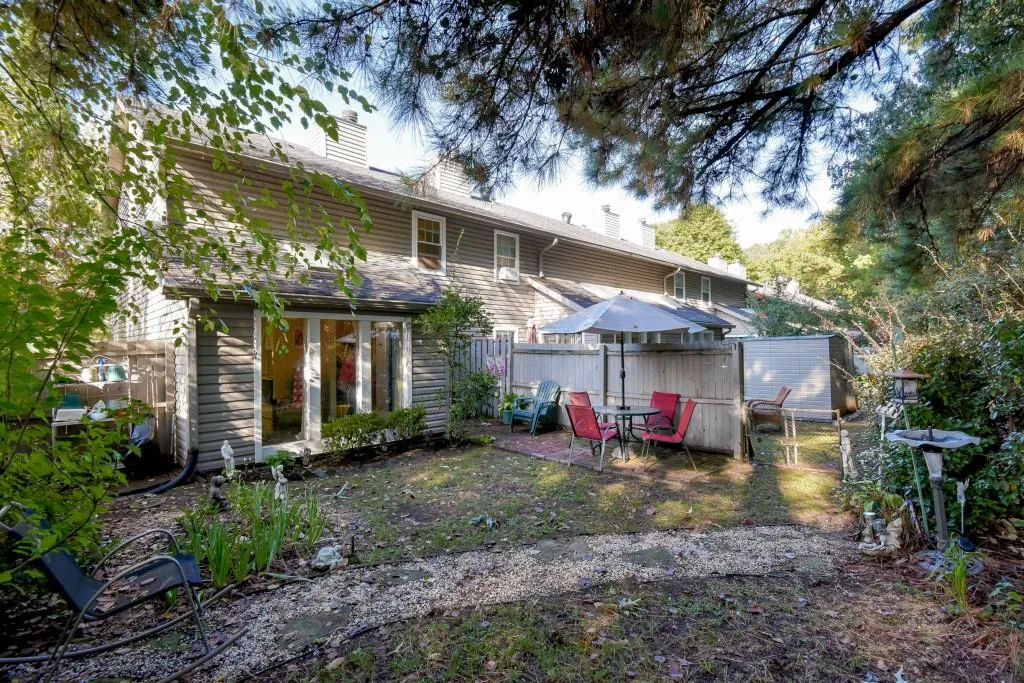 7750 Roswell Road Unit 10h, Atlanta, Georgia 30350, 2 Bedrooms Bedrooms, ,1 BathroomBathrooms,Residential,Sold,7750 Roswell Road Unit 10h,5601949