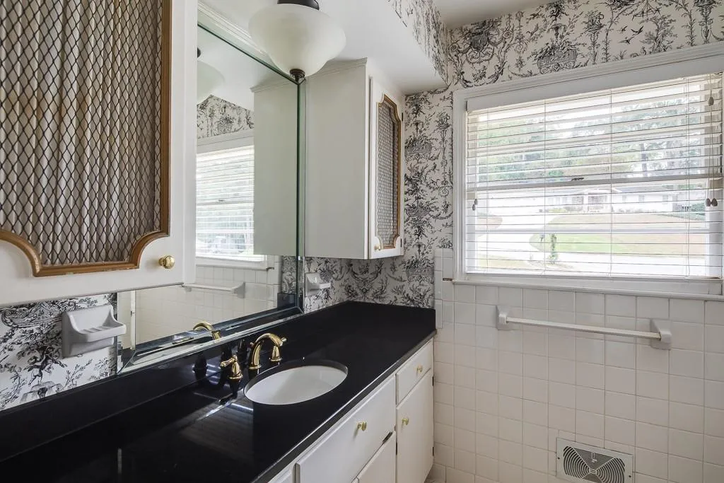 774 Starlight Lane, Atlanta, Georgia 30342, 4 Bedrooms Bedrooms, ,3 BathroomsBathrooms,Residential,Sold,774 Starlight Lane,6634155