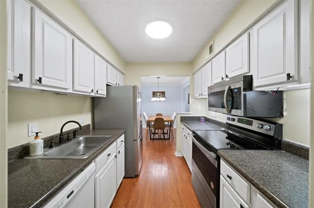 5141 Roswell Road Unit 7, Atlanta, Georgia 30342, 2 Bedrooms Bedrooms, ,1 BathroomBathrooms,Residential,Sold,5141 Roswell Road Unit 7,7558954