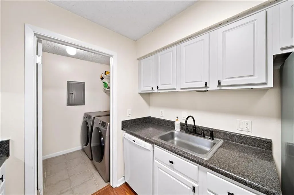 5141 Roswell Road Unit 7, Atlanta, Georgia 30342, 2 Bedrooms Bedrooms, ,1 BathroomBathrooms,Residential,Sold,5141 Roswell Road Unit 7,7558954