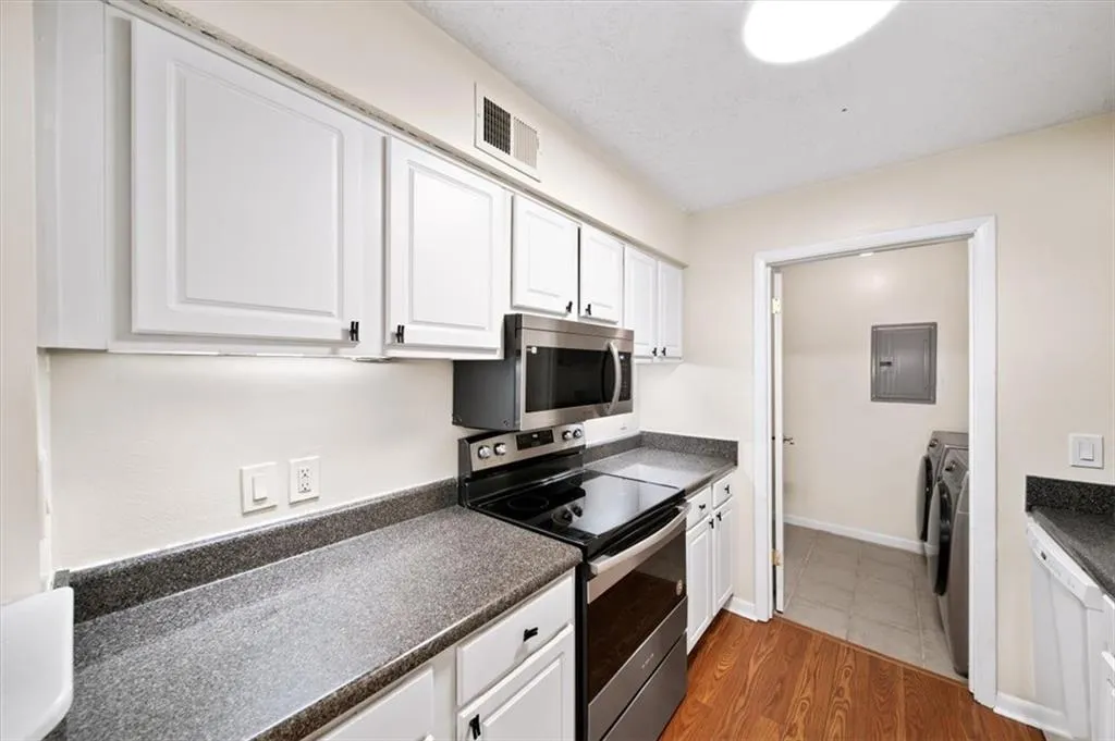 5141 Roswell Road Unit 7, Atlanta, Georgia 30342, 2 Bedrooms Bedrooms, ,1 BathroomBathrooms,Residential,Sold,5141 Roswell Road Unit 7,7558954