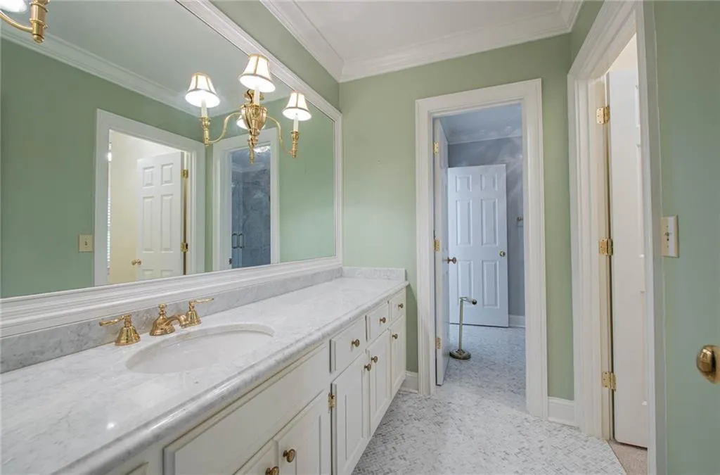 UPSTAIRS JACK-N-JILL FULL BATH SHARED BY 2 OF THE SECONDARY BEDROOMS. EACH SIDE HAS ITS OWN VANITY