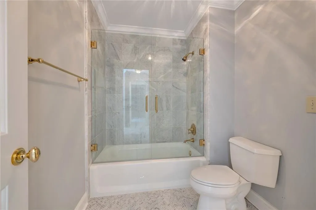 UPSTAIRS JACK-N-JILL FULL BATH SHARED BY 2 OF THE SECONDARY BEDROOMS. EACH SIDE HAS ITS OWN VANITY