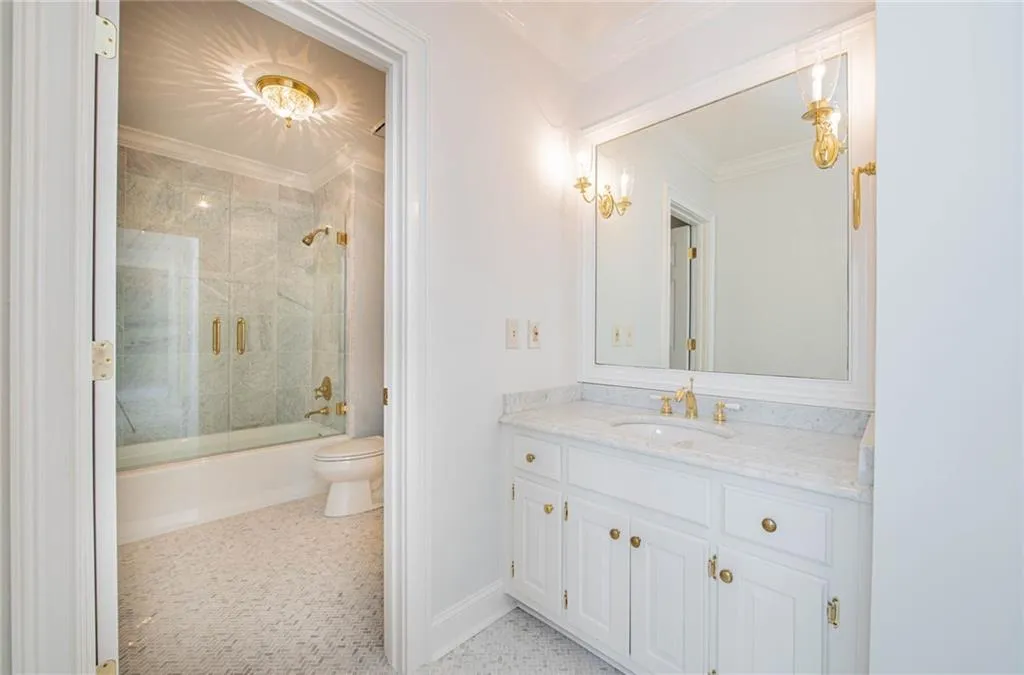UPSTAIRS JACK-N-JILL FULL BATH SHARED BY 2 OF THE SECONDARY BEDROOMS. EACH SIDE HAS ITS OWN VANITY