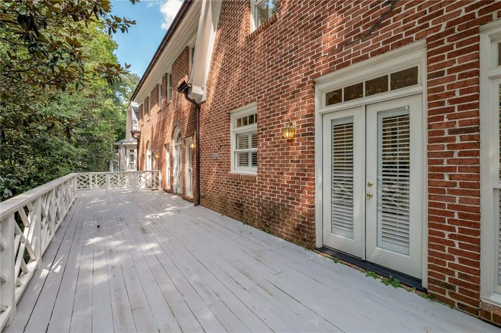 ENJOY THIS HUGE PRIVATE DECK WITH FAMILY & FRIENDS