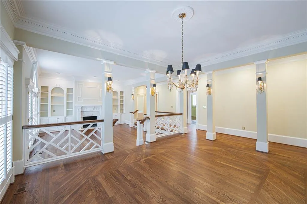 BANQUET SIZE FORMAL DINING ROOM
