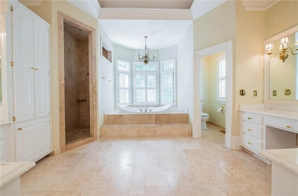 BEAUTIFUL LIGHT FILLED MASTER BATH
