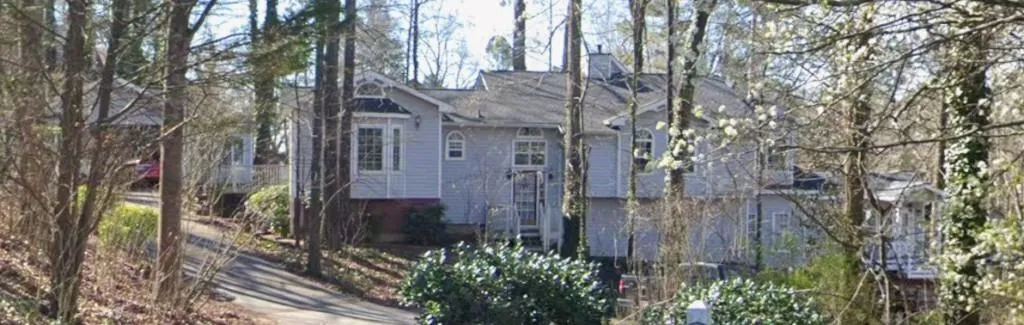 Full view of the home the room for rent is in.
