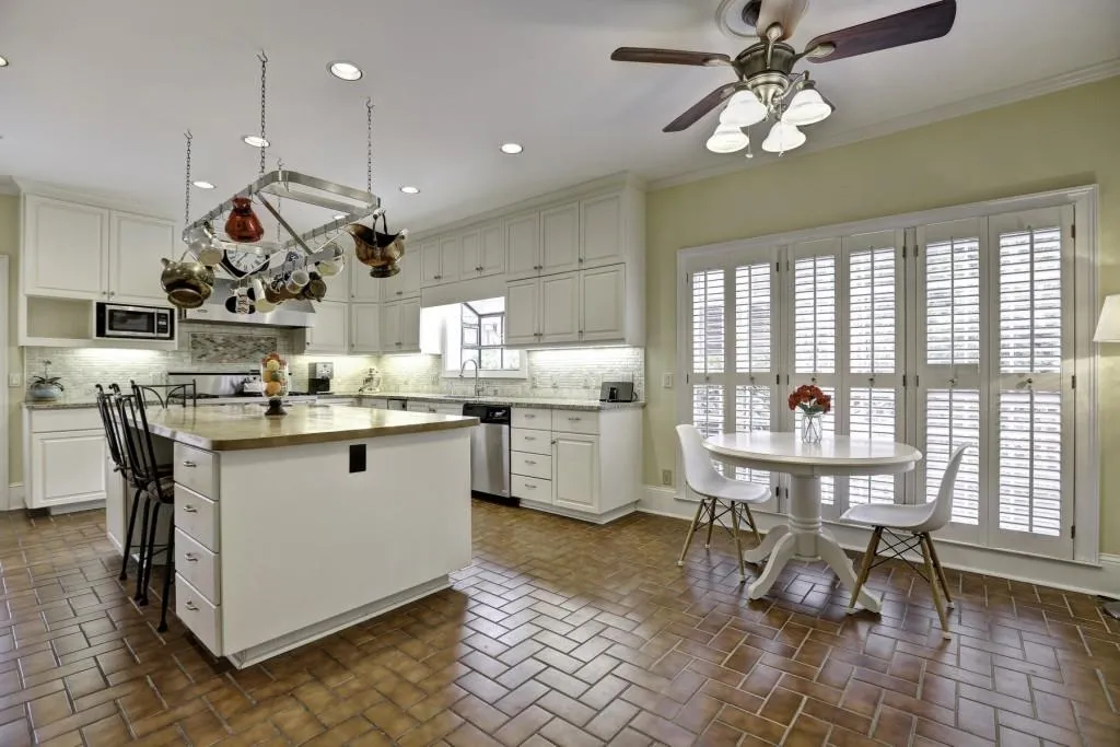 915 Manchester Place, Atlanta, Georgia 30328, 4 Bedrooms Bedrooms, ,3 BathroomsBathrooms,Residential,Sold,915 Manchester Place,5789397