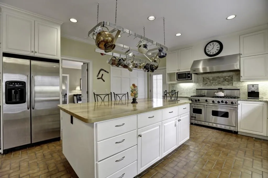 915 Manchester Place, Atlanta, Georgia 30328, 4 Bedrooms Bedrooms, ,3 BathroomsBathrooms,Residential,Sold,915 Manchester Place,5789397