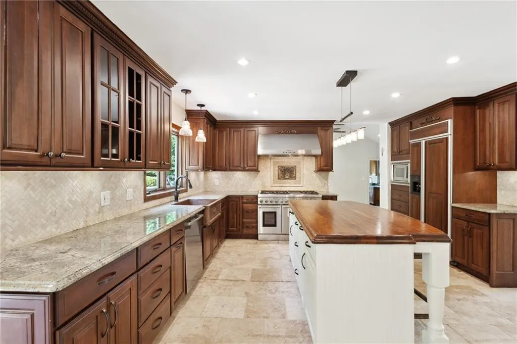 1532 Huntingdon Trail, Sandy Springs, Georgia 30350, 4 Bedrooms Bedrooms, ,4 BathroomsBathrooms,Residential,Sold,1532 Huntingdon Trail,7038041 1532 Huntingdon Trail, Sandy Springs, Georgia 30350, 4 Bedrooms Bedrooms, ,4 BathroomsBathrooms,Residential,Sold,1532 Huntingdon Trail,7038041