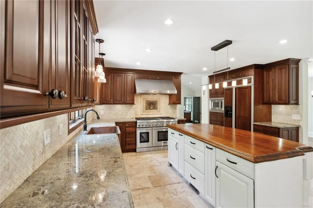 1532 Huntingdon Trail, Sandy Springs, Georgia 30350, 4 Bedrooms Bedrooms, ,4 BathroomsBathrooms,Residential,Sold,1532 Huntingdon Trail,7038041 1532 Huntingdon Trail, Sandy Springs, Georgia 30350, 4 Bedrooms Bedrooms, ,4 BathroomsBathrooms,Residential,Sold,1532 Huntingdon Trail,7038041