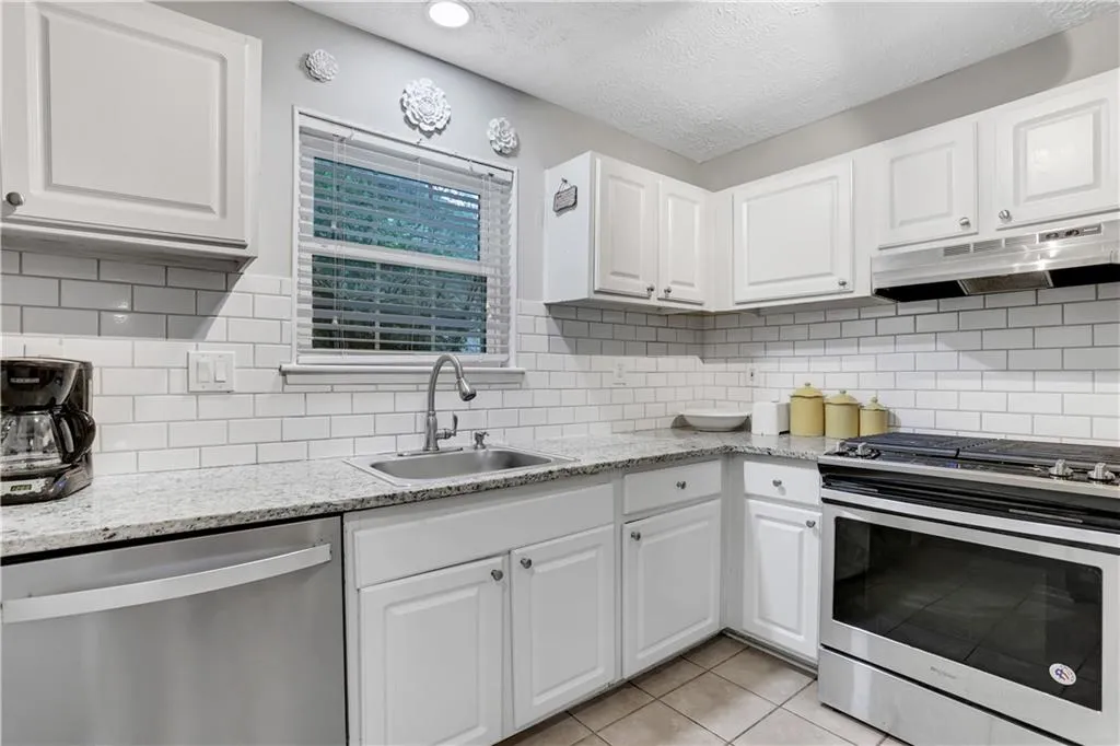 6810 Glenridge Drive Unit L, Atlanta, Georgia 30328, 2 Bedrooms Bedrooms, ,2 BathroomsBathrooms,Residential,Sold,6810 Glenridge Drive Unit L,7221248