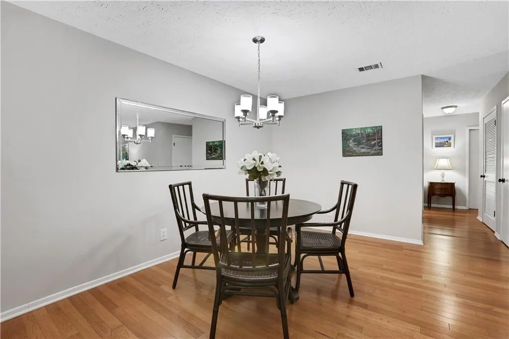 6810 Glenridge Drive Unit L, Atlanta, Georgia 30328, 2 Bedrooms Bedrooms, ,2 BathroomsBathrooms,Residential,Sold,6810 Glenridge Drive Unit L,7221248