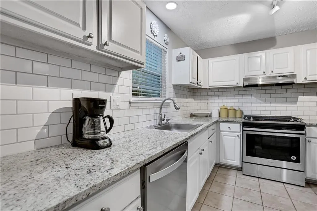 6810 Glenridge Drive Unit L, Atlanta, Georgia 30328, 2 Bedrooms Bedrooms, ,2 BathroomsBathrooms,Residential,Sold,6810 Glenridge Drive Unit L,7221248
