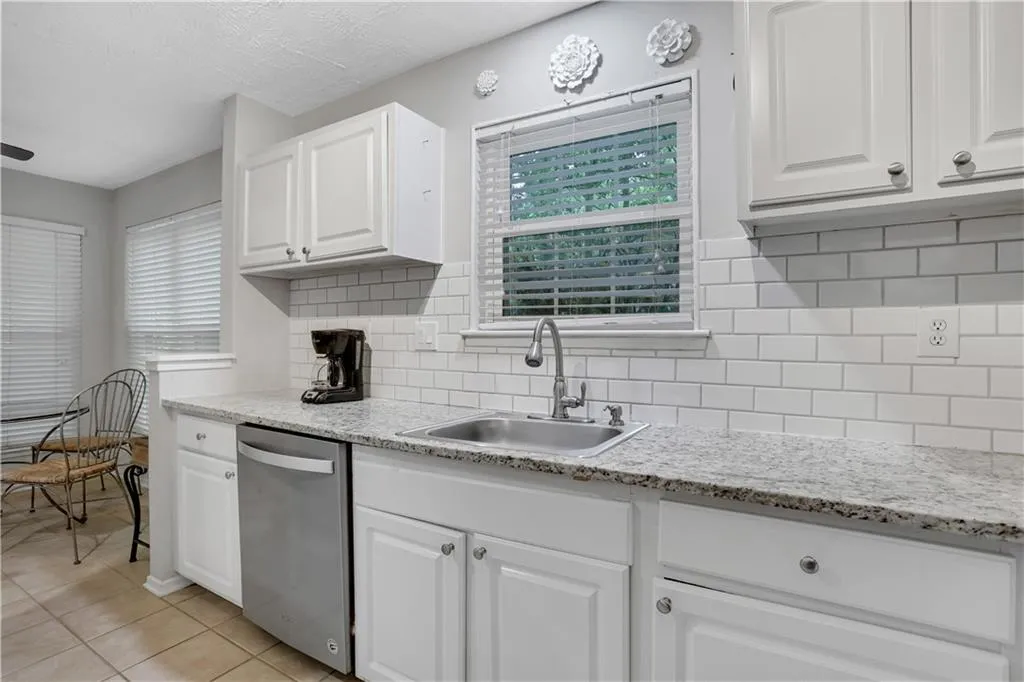 6810 Glenridge Drive Unit L, Atlanta, Georgia 30328, 2 Bedrooms Bedrooms, ,2 BathroomsBathrooms,Residential,Sold,6810 Glenridge Drive Unit L,7221248