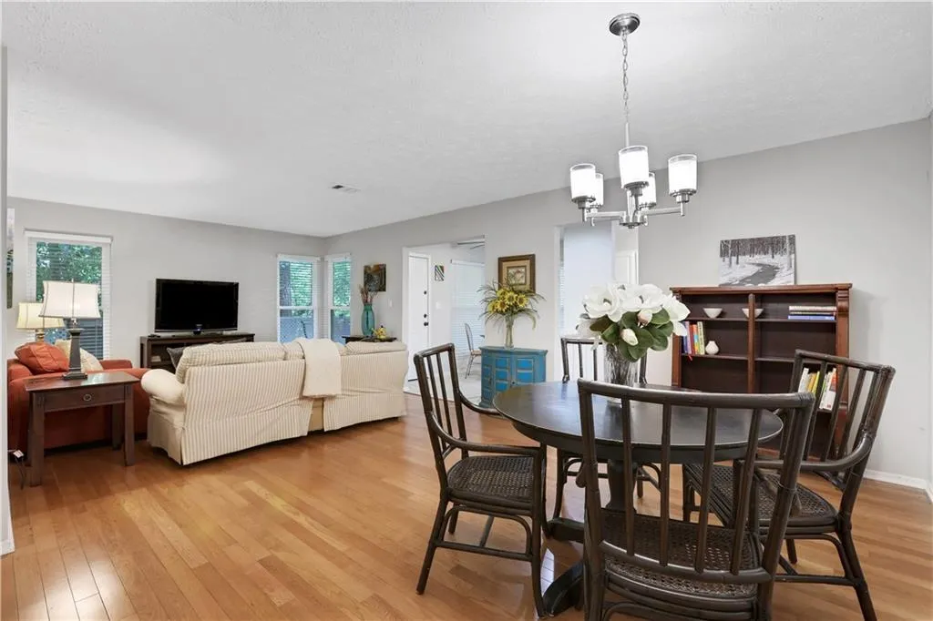 6810 Glenridge Drive Unit L, Atlanta, Georgia 30328, 2 Bedrooms Bedrooms, ,2 BathroomsBathrooms,Residential,Sold,6810 Glenridge Drive Unit L,7221248