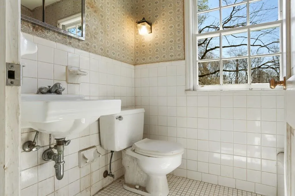 210 W Spalding Drive, Sandy Springs, Georgia 30328, 5 Bedrooms Bedrooms, ,4 BathroomsBathrooms,Residential,Sold,210 W Spalding Drive,5817278