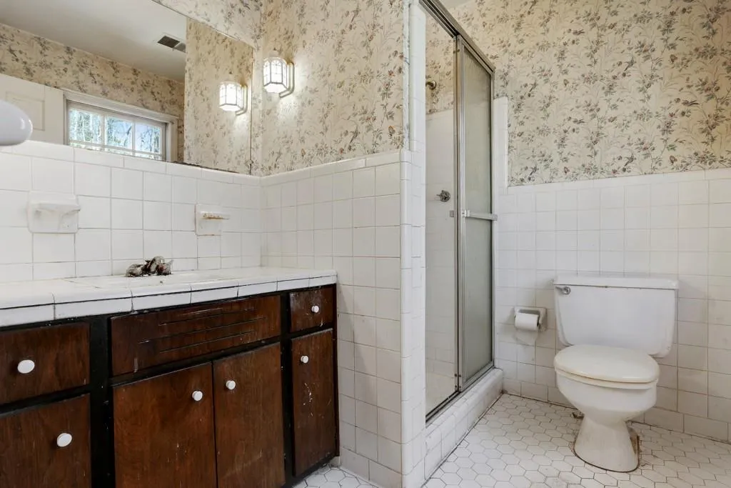 210 W Spalding Drive, Sandy Springs, Georgia 30328, 5 Bedrooms Bedrooms, ,4 BathroomsBathrooms,Residential,Sold,210 W Spalding Drive,5817278