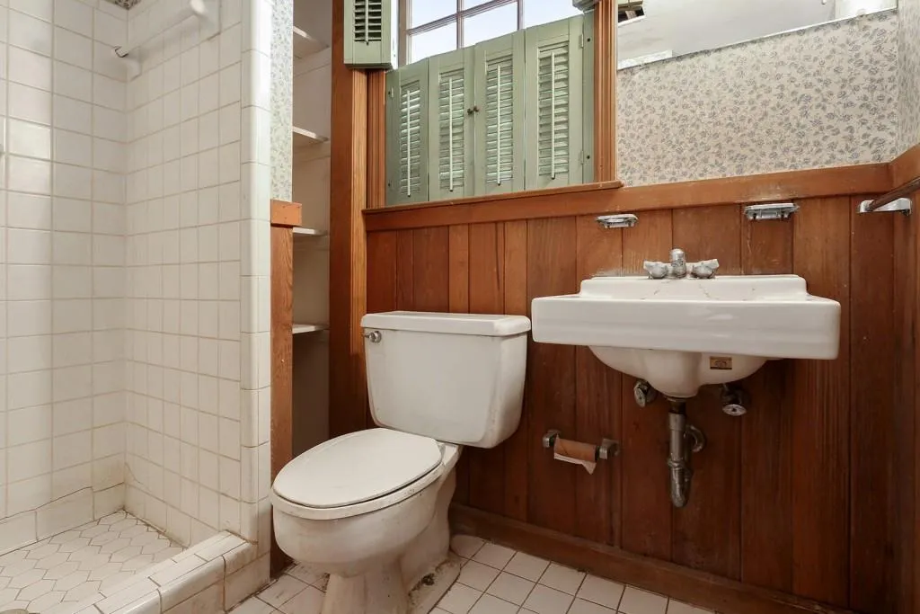 210 W Spalding Drive, Sandy Springs, Georgia 30328, 5 Bedrooms Bedrooms, ,4 BathroomsBathrooms,Residential,Sold,210 W Spalding Drive,5817278