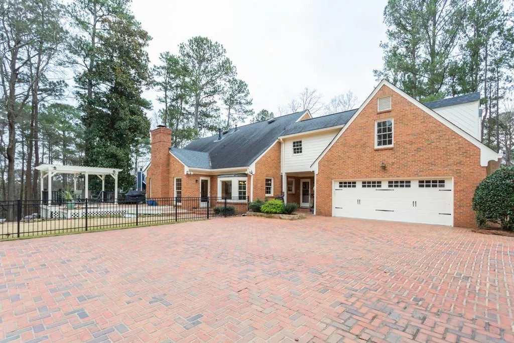 520 Valley Hall Drive, Sandy Springs, Georgia 30350, 4 Bedrooms Bedrooms, ,3 BathroomsBathrooms,Residential,Sold,520 Valley Hall Drive,6503324