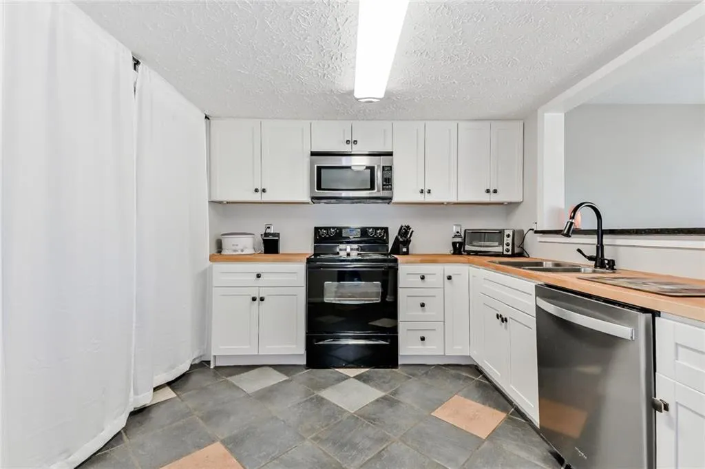 7750 Roswell Road Unit 9d, Atlanta, Georgia 30350, 3 Bedrooms Bedrooms, ,2 BathroomsBathrooms,Residential,Sold,7750 Roswell Road Unit 9d,6529932