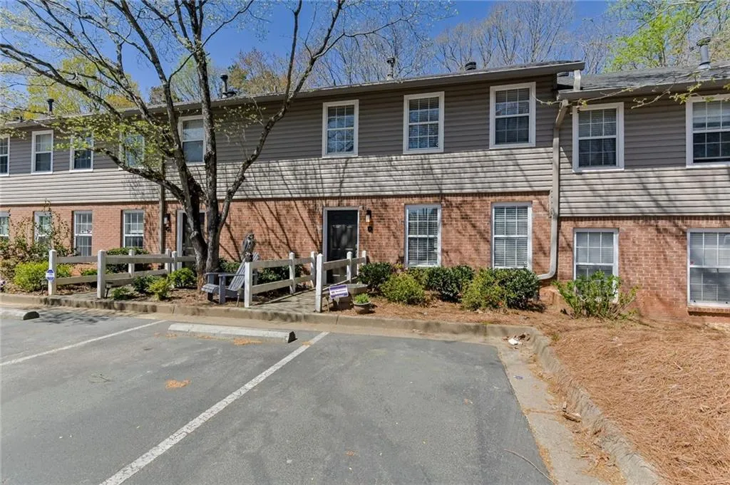 7750 Roswell Road Unit 9d, Atlanta, Georgia 30350, 3 Bedrooms Bedrooms, ,2 BathroomsBathrooms,Residential,Sold,7750 Roswell Road Unit 9d,6529932