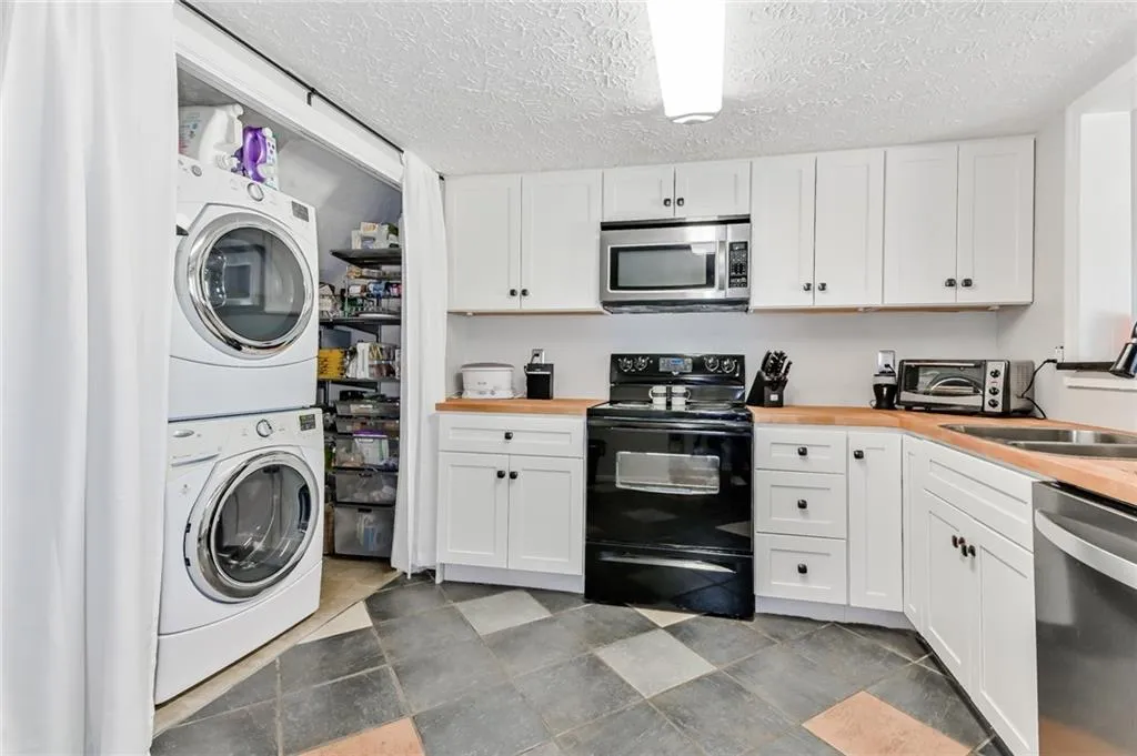 7750 Roswell Road Unit 9d, Atlanta, Georgia 30350, 3 Bedrooms Bedrooms, ,2 BathroomsBathrooms,Residential,Sold,7750 Roswell Road Unit 9d,6529932