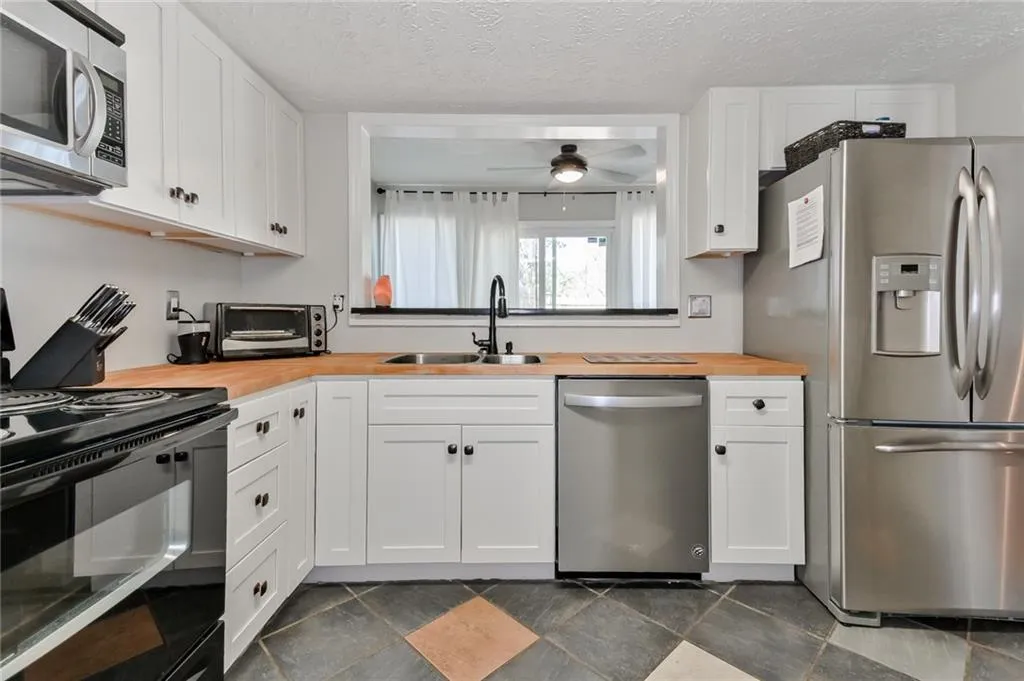 7750 Roswell Road Unit 9d, Atlanta, Georgia 30350, 3 Bedrooms Bedrooms, ,2 BathroomsBathrooms,Residential,Sold,7750 Roswell Road Unit 9d,6529932