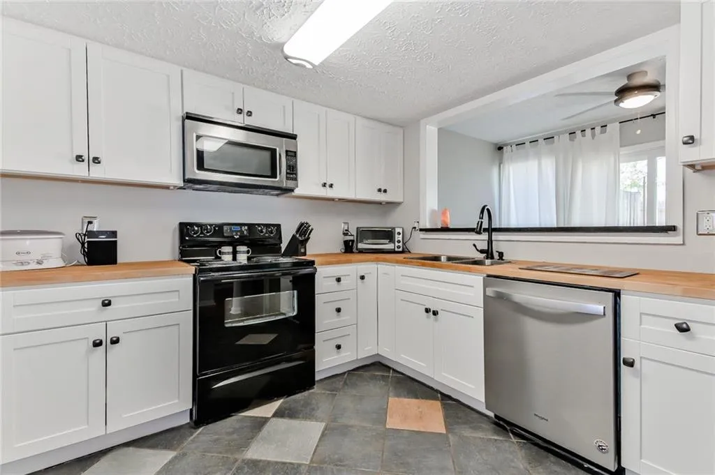 7750 Roswell Road Unit 9d, Atlanta, Georgia 30350, 3 Bedrooms Bedrooms, ,2 BathroomsBathrooms,Residential,Sold,7750 Roswell Road Unit 9d,6529932