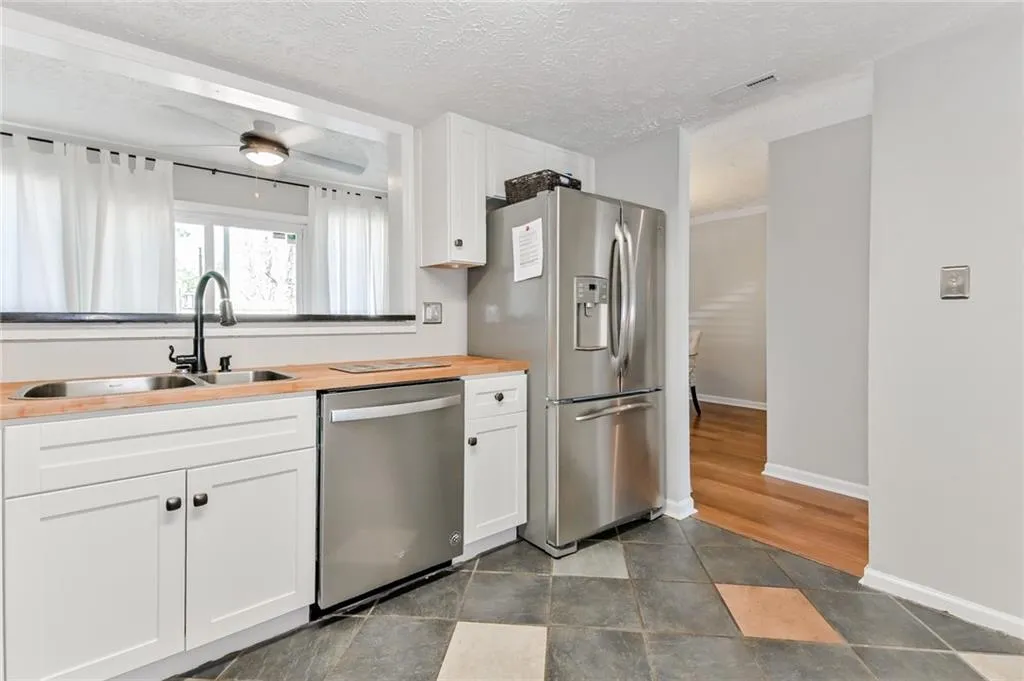 7750 Roswell Road Unit 9d, Atlanta, Georgia 30350, 3 Bedrooms Bedrooms, ,2 BathroomsBathrooms,Residential,Sold,7750 Roswell Road Unit 9d,6529932