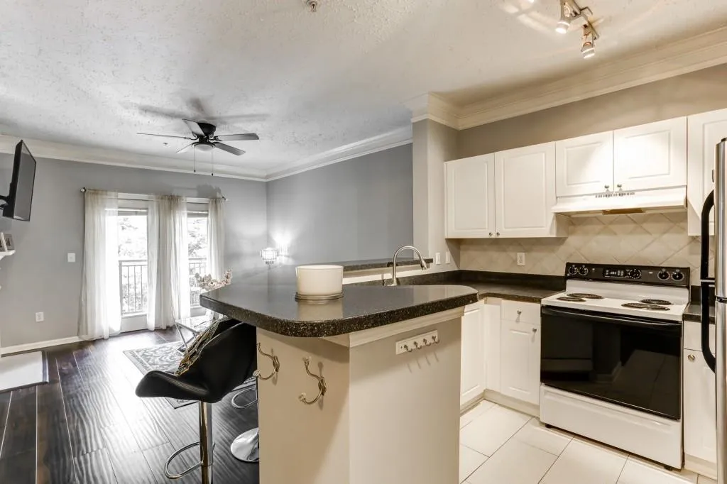 5559 Glenridge Drive Unit 2305, Atlanta, Georgia 30342, 1 Bedroom Bedrooms, ,1 BathroomBathrooms,Residential,Sold,5559 Glenridge Drive Unit 2305,6776495