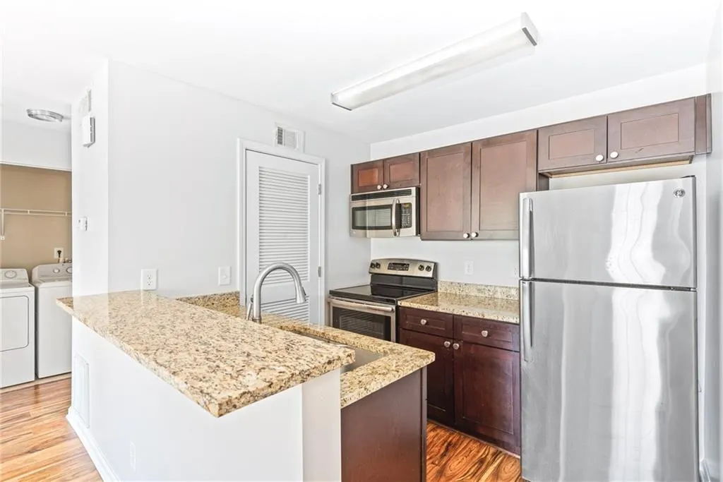 420 Granville Court, Sandy Springs, Georgia 30328, 1 Bedroom Bedrooms, ,1 BathroomBathrooms,Residential,Sold,420 Granville Court,6846395