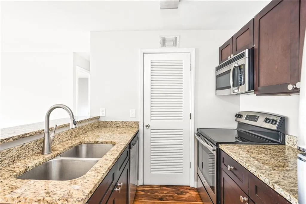 420 Granville Court, Sandy Springs, Georgia 30328, 1 Bedroom Bedrooms, ,1 BathroomBathrooms,Residential,Sold,420 Granville Court,6846395