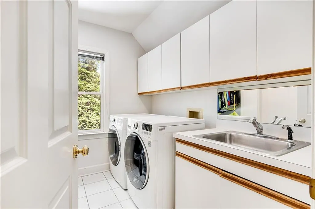 310 Green Park Court, Atlanta, Georgia 30327, 5 Bedrooms Bedrooms, ,4 BathroomsBathrooms,Residential,Sold,310 Green Park Court,7026248