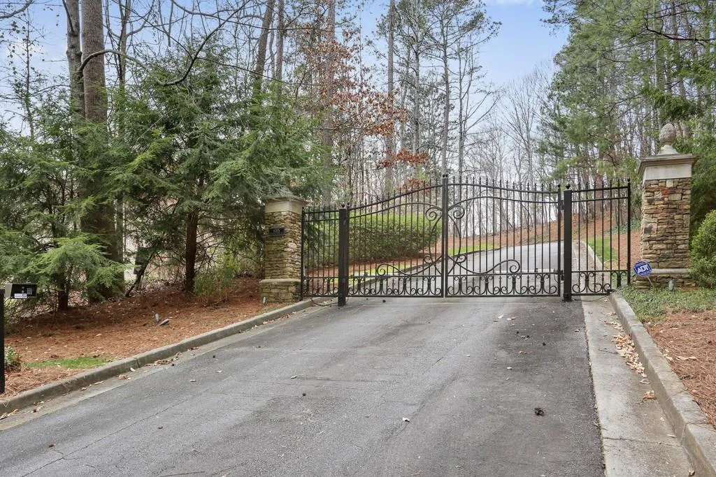 8305 Grogans Ferry Road, Sandy Springs, Georgia 30350, 4 Bedrooms Bedrooms, ,5 BathroomsBathrooms,Residential,Sold,8305 Grogans Ferry Road,5974351