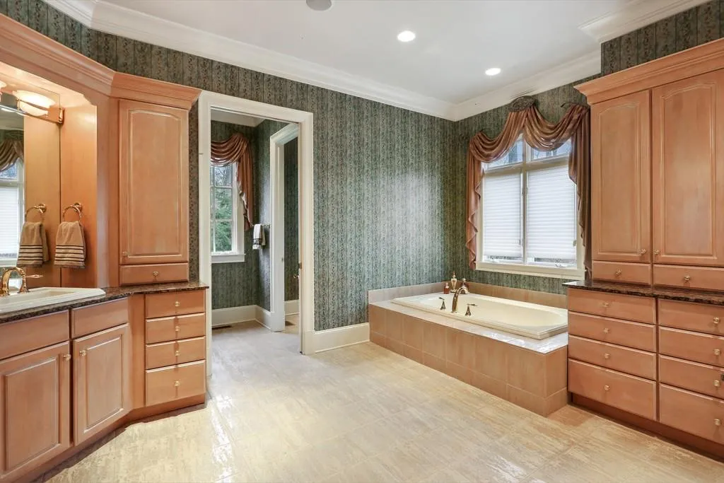8305 Grogans Ferry Road, Sandy Springs, Georgia 30350, 4 Bedrooms Bedrooms, ,5 BathroomsBathrooms,Residential,Sold,8305 Grogans Ferry Road,5974351