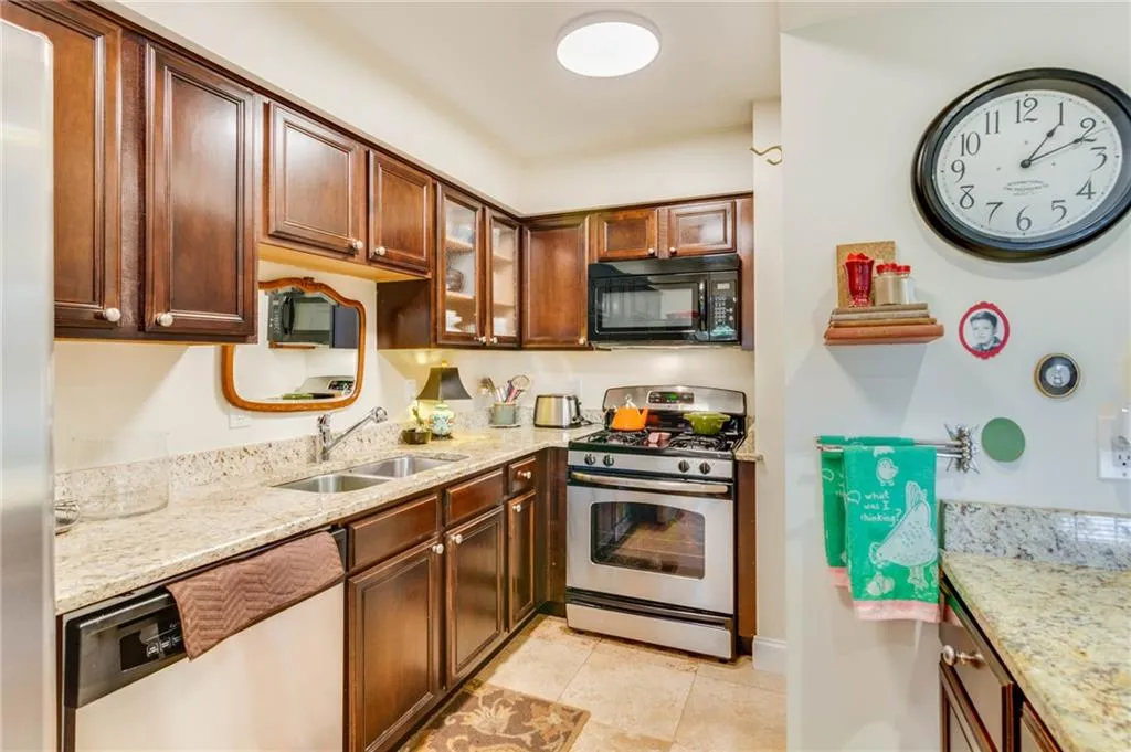 6980 Roswell Road Unit K7, Sandy Springs, Georgia 30328, 2 Bedrooms Bedrooms, ,2 BathroomsBathrooms,Residential,Sold,6980 Roswell Road Unit K7,6924169