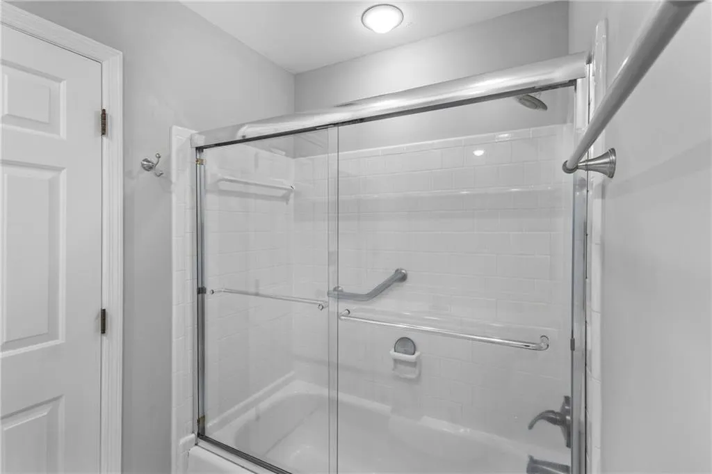 Primary tub/shower Primary tub/shower