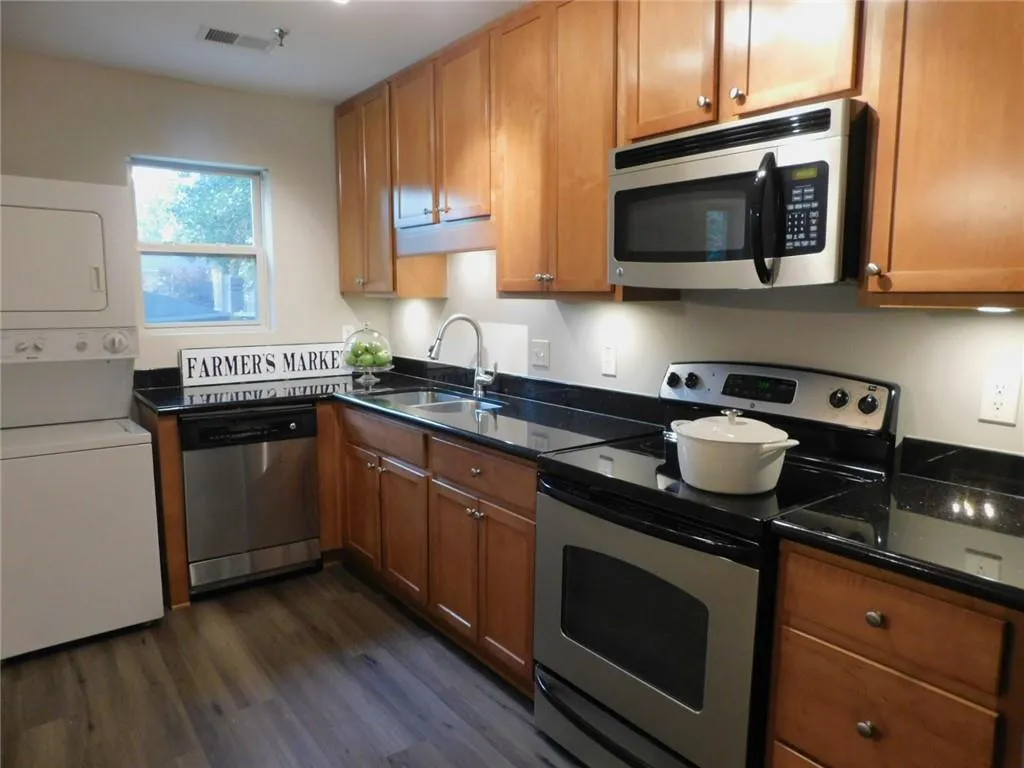 125 N River Drive Unit A, Atlanta, Georgia 30350, 2 Bedrooms Bedrooms, ,2 BathroomsBathrooms,Residential,Sold,125 N River Drive Unit A,6586287