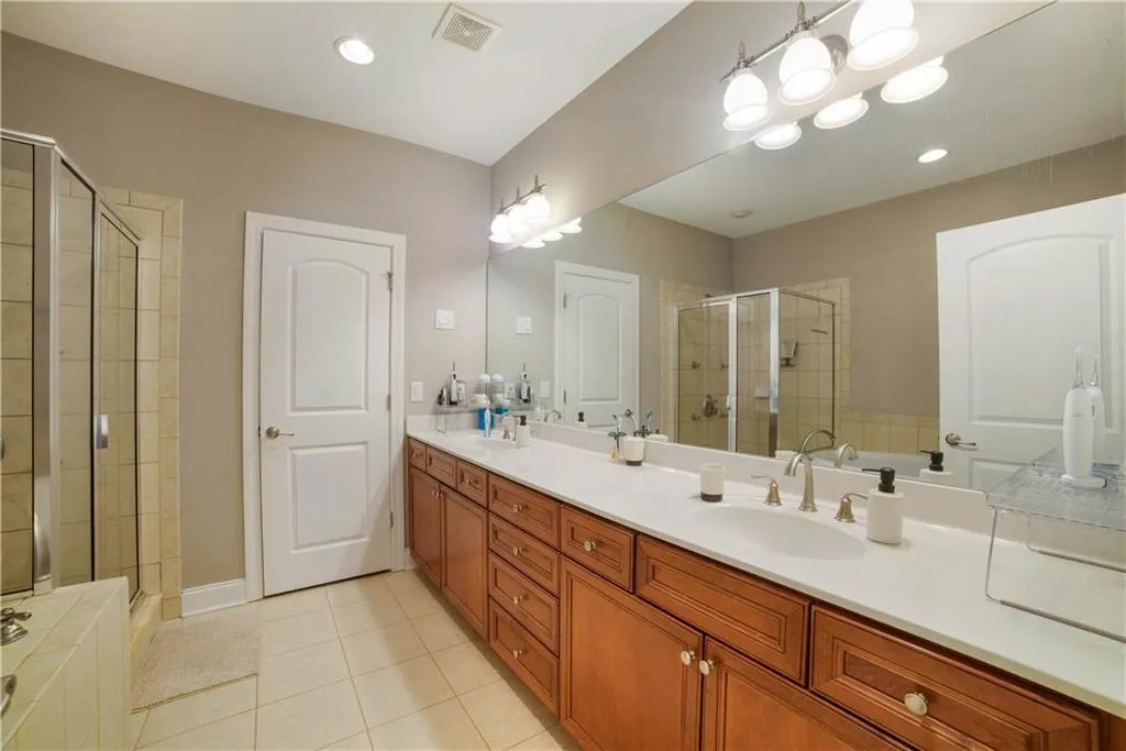 5441 Battery Lane Unit 23, Atlanta, Georgia 30342, 4 Bedrooms Bedrooms, ,2 BathroomsBathrooms,Residential,Sold,5441 Battery Lane Unit 23,6104213