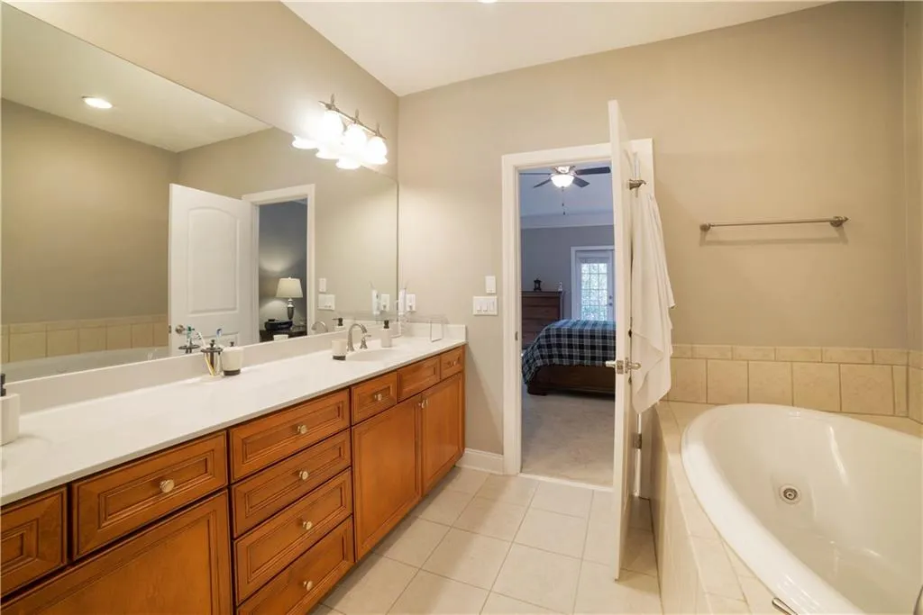 5441 Battery Lane Unit 23, Atlanta, Georgia 30342, 4 Bedrooms Bedrooms, ,2 BathroomsBathrooms,Residential,Sold,5441 Battery Lane Unit 23,6104213