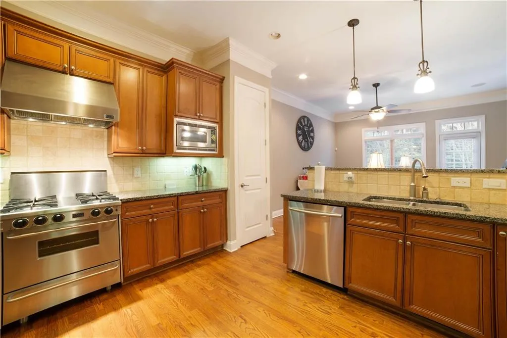 5441 Battery Lane Unit 23, Atlanta, Georgia 30342, 4 Bedrooms Bedrooms, ,2 BathroomsBathrooms,Residential,Sold,5441 Battery Lane Unit 23,6104213