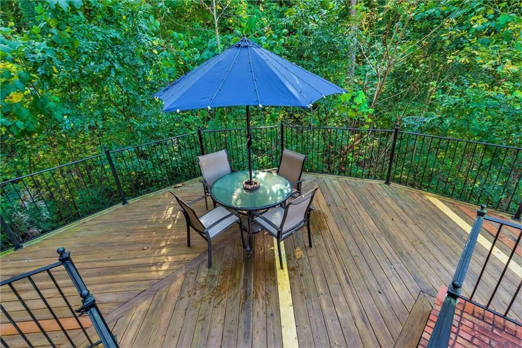 5441 Battery Lane Unit 23, Atlanta, Georgia 30342, 4 Bedrooms Bedrooms, ,2 BathroomsBathrooms,Residential,Sold,5441 Battery Lane Unit 23,6104213