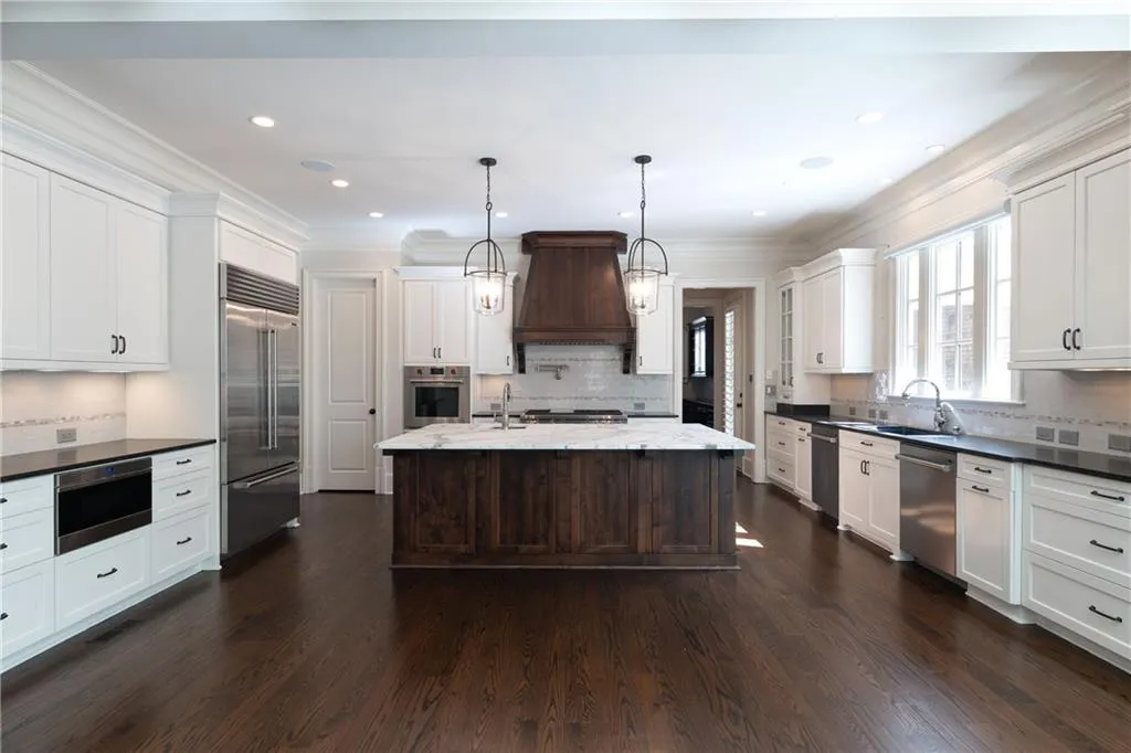 200 Rivermere Way, Sandy Springs, Georgia 30350, 6 Bedrooms Bedrooms, ,6 BathroomsBathrooms,Residential,For Sale,200 Rivermere Way,7536666