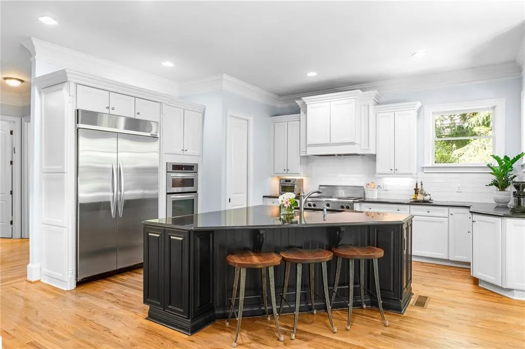 390 Franklin Road, Atlanta, Georgia 30342, 6 Bedrooms Bedrooms, ,5 BathroomsBathrooms,Residential,Sold,390 Franklin Road,7208001