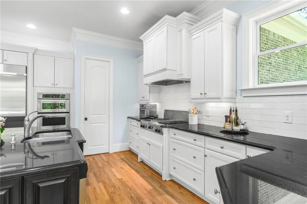 390 Franklin Road, Atlanta, Georgia 30342, 6 Bedrooms Bedrooms, ,5 BathroomsBathrooms,Residential,Sold,390 Franklin Road,7208001