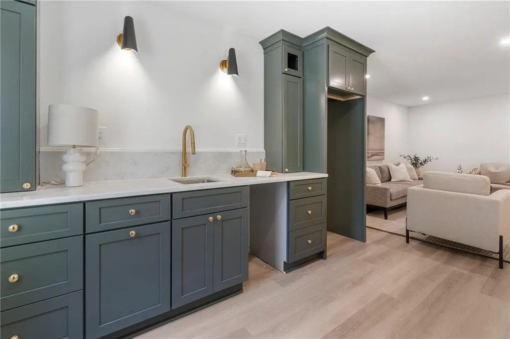Terrace level kitchenette