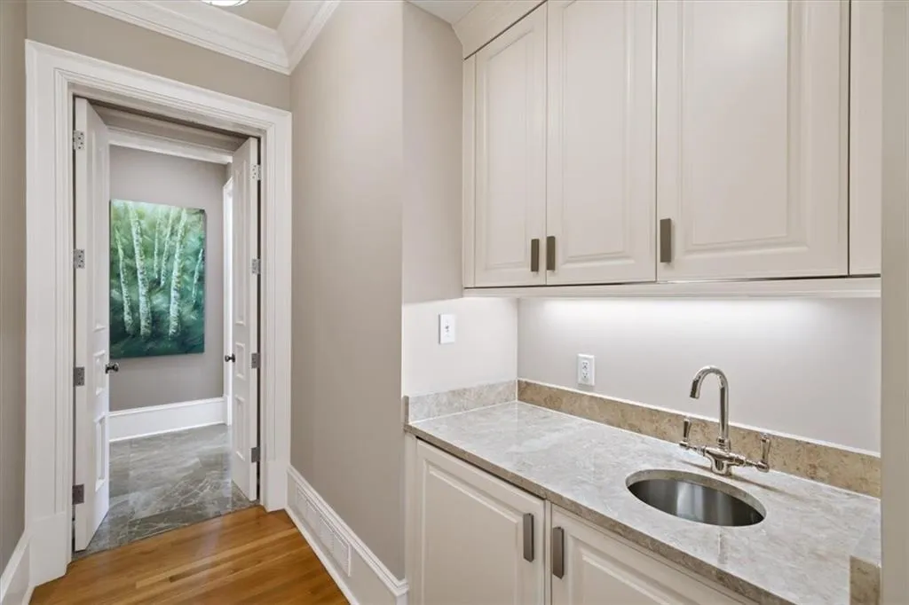 2640 Peachtree Road Nw Unit 3, Atlanta, Georgia 30305, 4 Bedrooms Bedrooms, 0 ,4 BathroomsBathrooms,Residential,For Sale,2640 Peachtree Road Nw Unit 3,7723260