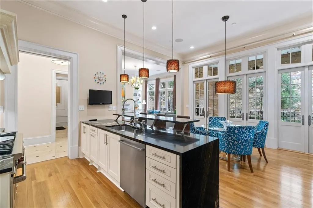 2640 Peachtree Road Nw Unit 3, Atlanta, Georgia 30305, 4 Bedrooms Bedrooms, 0 ,4 BathroomsBathrooms,Residential,For Sale,2640 Peachtree Road Nw Unit 3,7723260